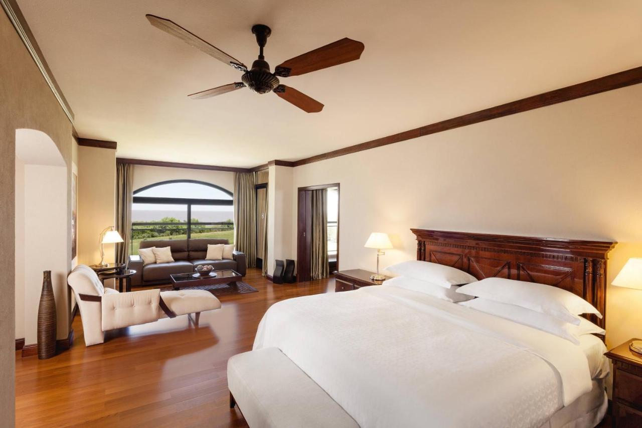 קולוניה דל סקרמנטו Sheraton Colonia Golf & Spa Resort מראה חיצוני תמונה A guest room at the Four Seasons Hotel