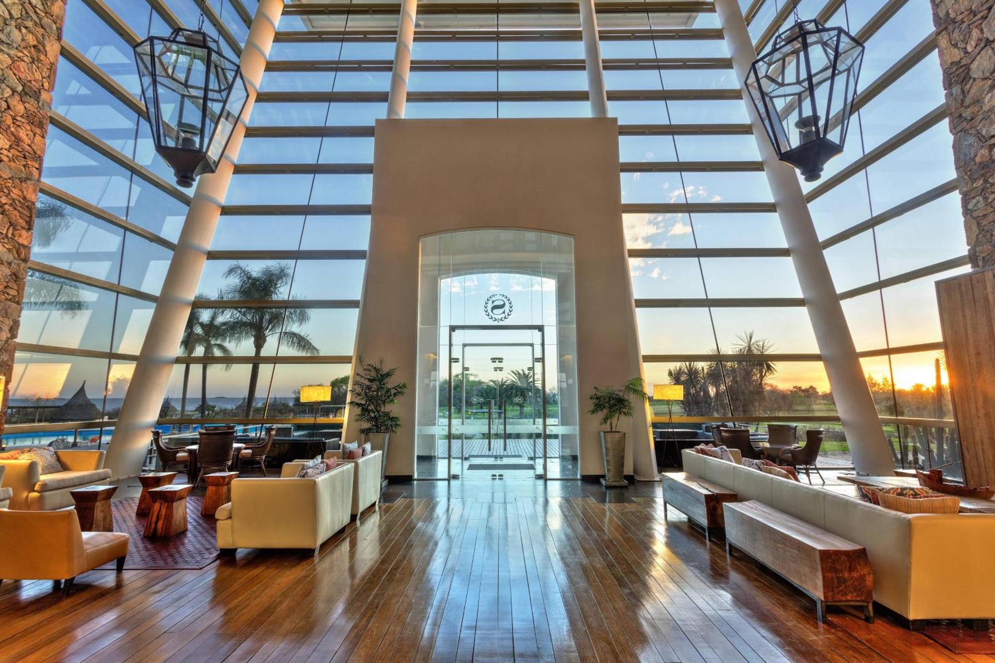 קולוניה דל סקרמנטו Sheraton Colonia Golf & Spa Resort מראה חיצוני תמונה The interior of the airport's VIP lounge